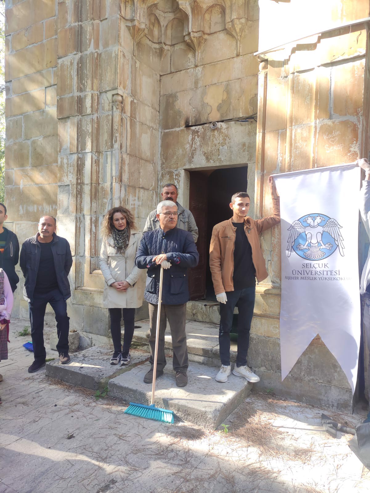Hacı İbrahim Veli Sultan Türbesi Gençler Tarafından Temizlendi